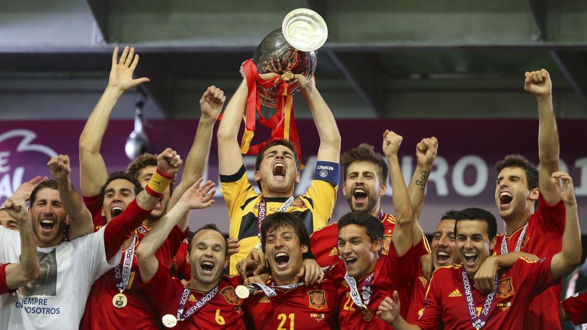 El guardameta de la selección española de fútbol Iker Casillas (c), levanta el trofeo que acredita a su equipo como vencedor de la Eurocopa 2012 tras la final disputada ante Italia en el estadio Olímpico de Kiev, Ucrania, el 1 de julio de 2012. España ganó 4-0. EFE/Srdjan Suki
