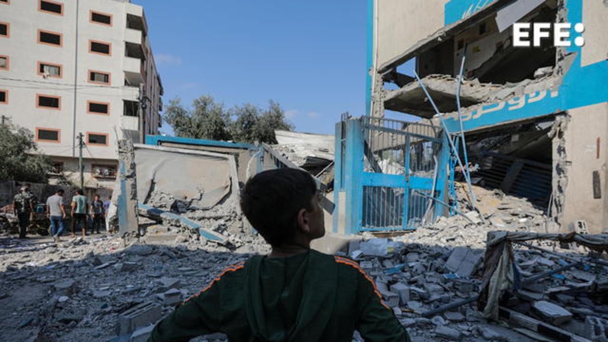 Nuseirat Camp (Gaza).- Ciudadanos palestinos inspeccionan una escuela de Naciones Unidas bombardeada por Israel este domingo. EFE/EPA/MOHAMMED SABER
