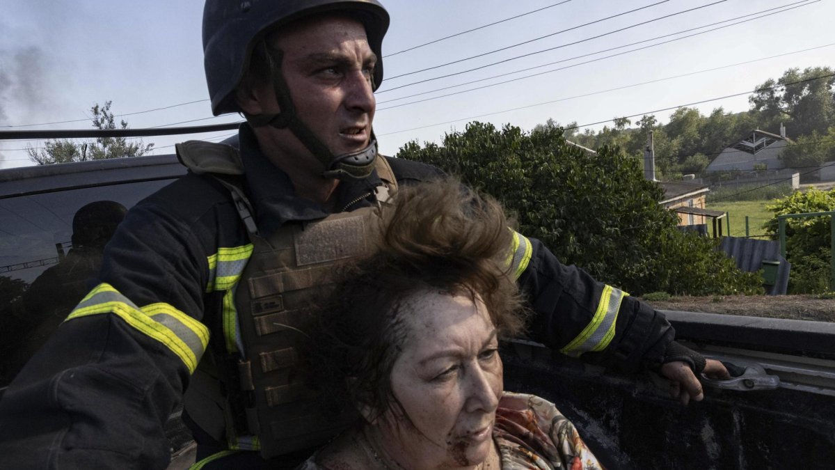 Imagen de una persona herida en Ucrania por un ataque de Rusia. EFE/EPA/YEVHEN TITOV 57762