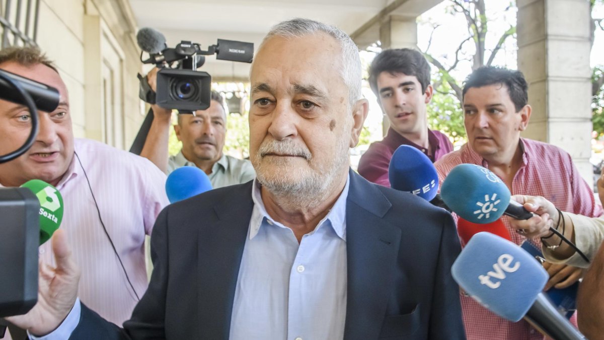 GRAFAND1778. SEVILLA, 18/05/2023.- El expresidente de la Junta de Andalucía José Antonio Griñán, llegando a la Audiencia de Sevilla. EFE/ Raúl Caro.