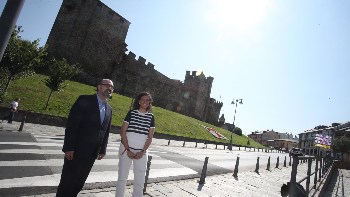 El alcalde Marco Morala y la concejala de Fomento, Lidia Coca, hoy en su anuncio de mejoras en la avenida del Castilla.