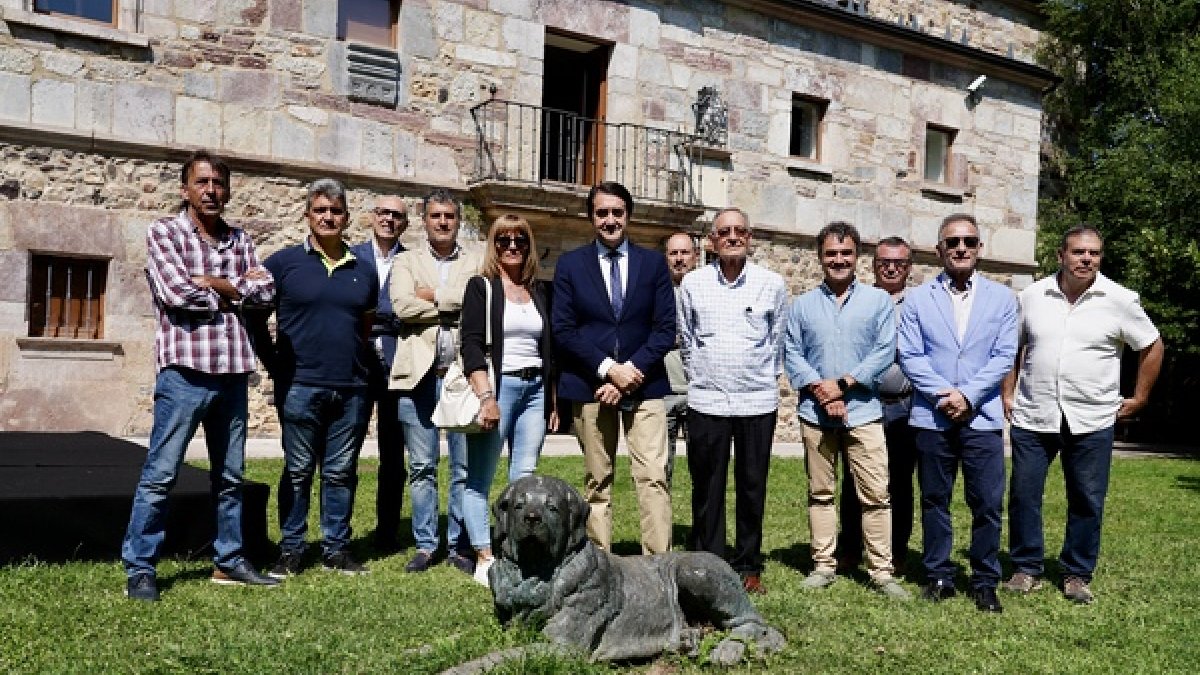 El consejero de Medio Ambiente, Vivienda y Ordenación del Territorio, Juan Carlos Suárez-Quiñones, visita la Casa del Parque de Babia y Luna