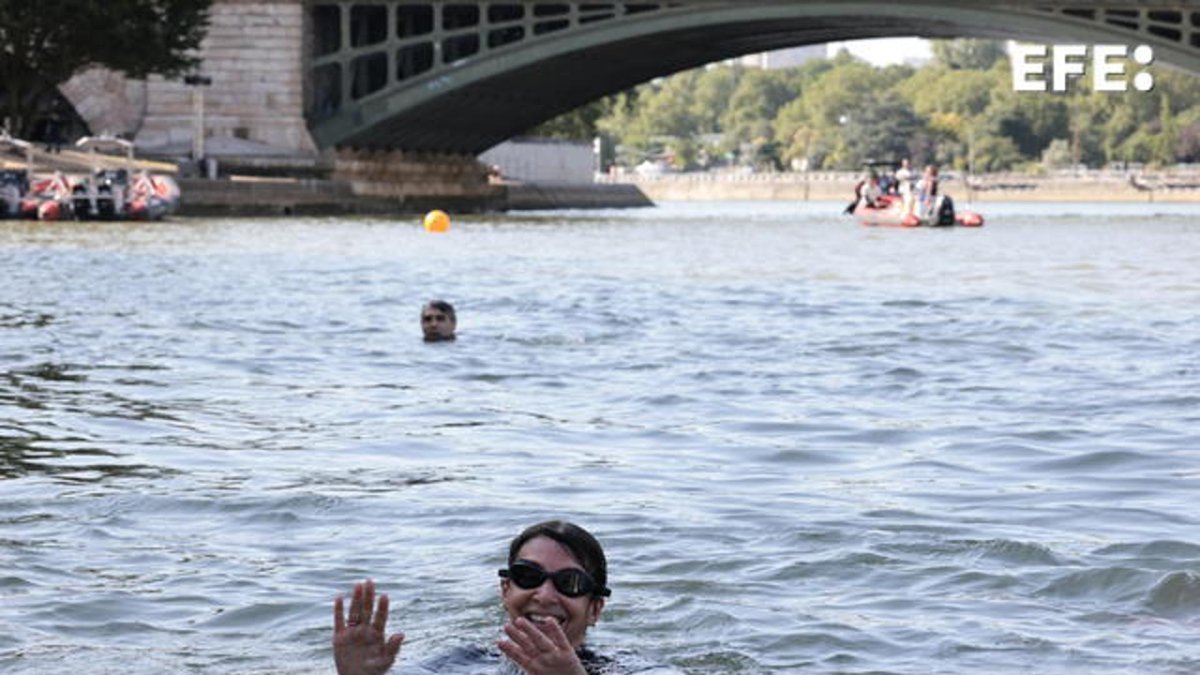 La alcaldesa de París, Anne Hidalgo, se baña en el Sena para demostrar que sus aguas son aptas para las competiciones olímpicas. EFE/EPA/JOEL SAGET / POOL MAXPPP OUT