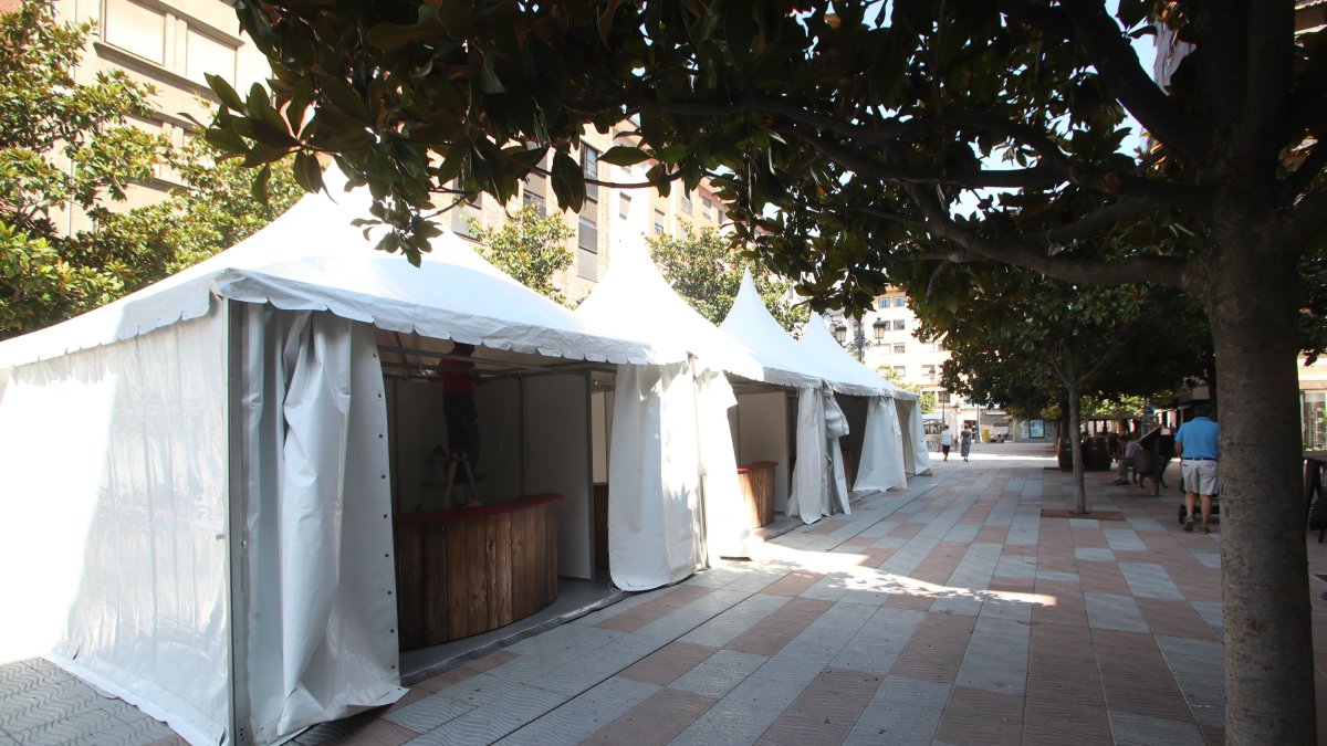 Casetas preparadas, este jueves, en la plaza Fernando Miranda de Ponferrada.