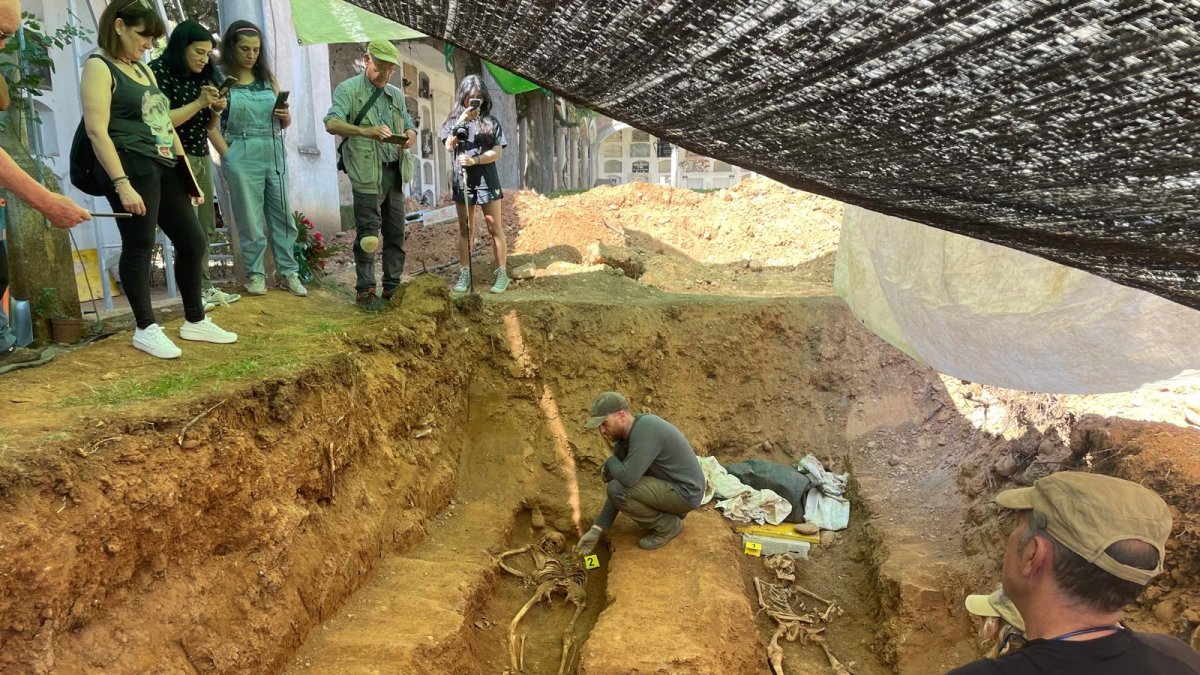 Exhumación de los restos del berciano Jesús Guerrero García y de Fausto Lalaguna en la fosa del cementerio de Jaca.