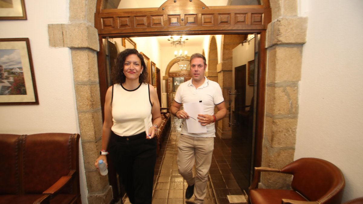 La concejala Lidia Coca y el edil Iván Alonso, este viernes en el consistorio de Ponferrada antes de dar a conocer la situación de las ayudas.