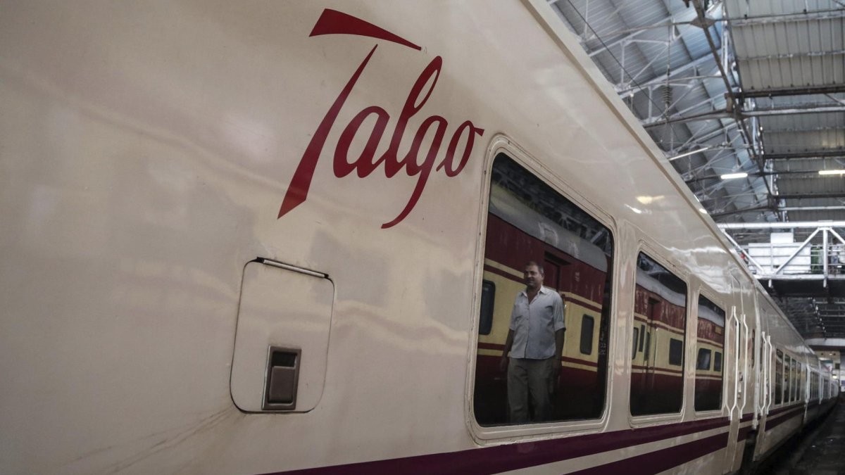 Imagen de archivo de un tren de Talgo. EFE/Divyakant Solanki