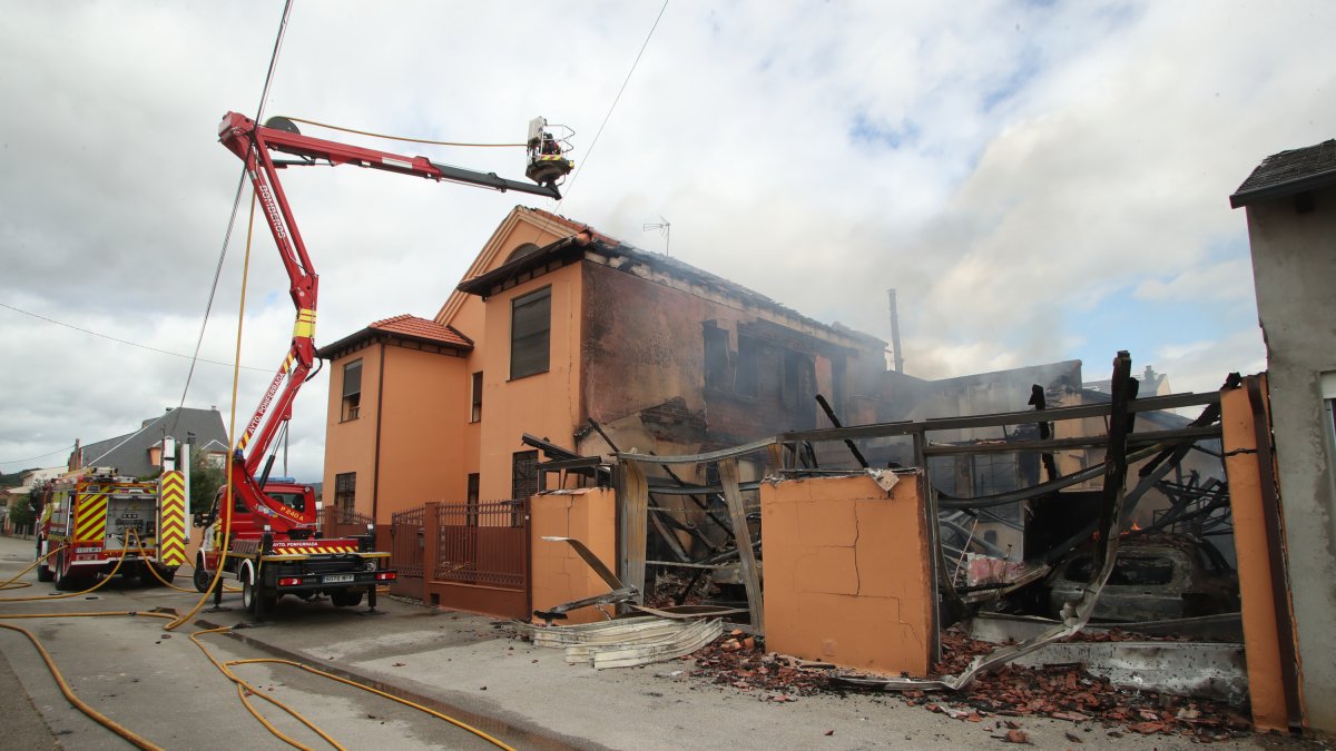 Un incendio iniciado en el garaje arrasa una vivienda en Cacabelos.