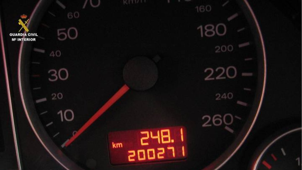 Imagen del cuentakilómetros de un coche. DL