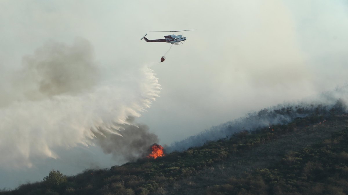 Uno de los helicópteros que participó en la extinción del fuego en Valdecañada el 3 de octubre de 2019
