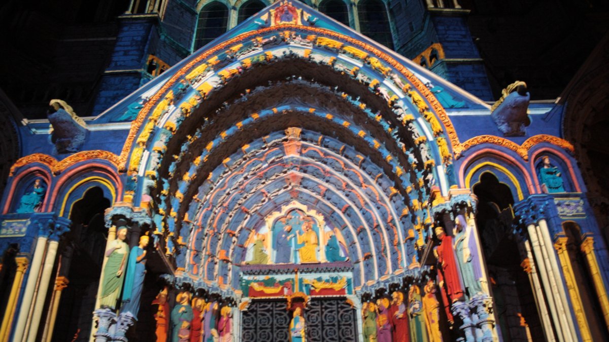 Xavier de Richemont diseñó una iluminación policromática muy especial para la Catedral de León.