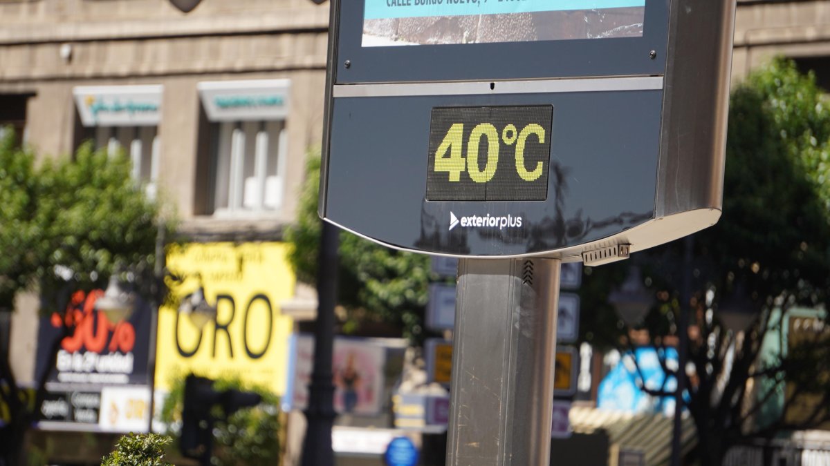 Un termómetro de la capital durante una jornada de calor en una imagen de archivo.