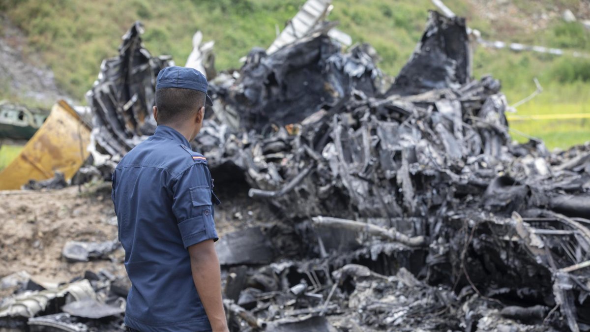 Los restos de un avión estrellado mientras se realizan operaciones de rescate en el Aeropuerto Internacional Tribhuvan de Katmandú, Nepal, 24 de julio de 2024. Según un comunicado de la Autoridad de Aviación Civil de Nepal (CAAN), un avión de Saurya Airlines que se dirigía de Katmandú a la ciudad turística de Pokhara y que transportaba a 19 personas se estrelló durante el despegue en el aeropuerto internacional de Tribhuvan. Se recuperaron los cuerpos de 18 personas y un herido fue trasladado al hospital. EFE/EPA/NARENDRA SHRESTHA