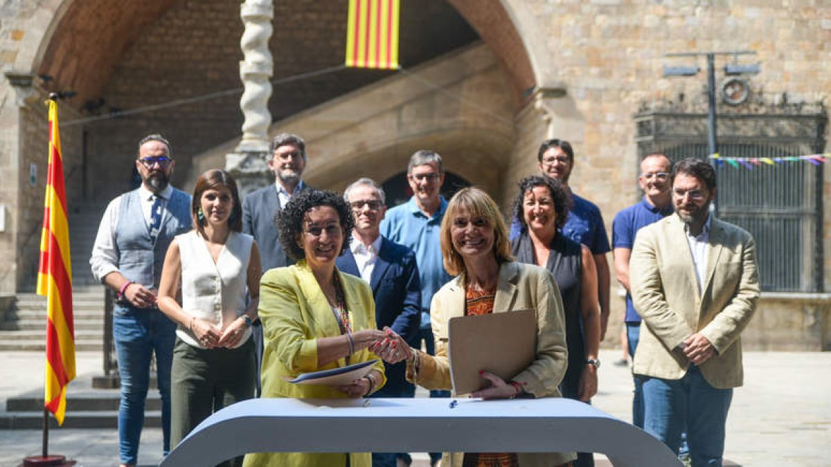 ERC firma el pacto con el PSC en la biblioteca de cataluña