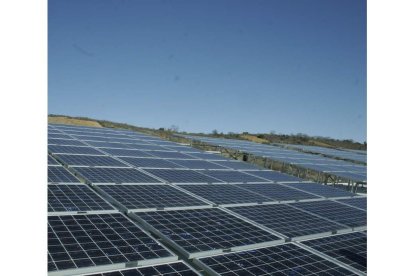Imagen de archivo de un parque fotovoltaico. VÍCTOR ARIAS