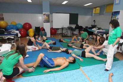 Alumnos de Fisioterapia, durante una de sus clases prácticas en el campus berciano. L. DE LA MATA