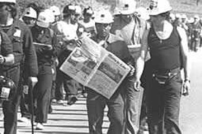 Diario de León ha permanecido siempre fiel a los acontecimientos más importantes de la provincia. En la foto, un minero, con un ejemplar del periódico, en la Marcha Negra