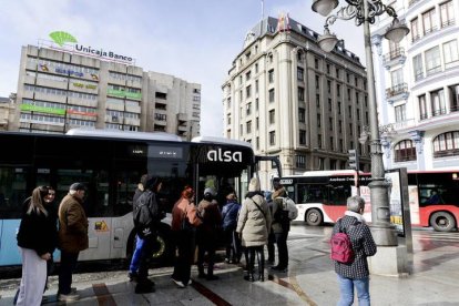 Los buses rojos del Ayuntamiento y azules de la Junta confluyen en Santo Domingo.