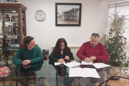 Foto facilitada por el Ayuntamiento de la firma del convenio.