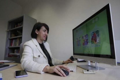 Raquel Fidalgo con uno de los programas que emplea el grupo de investigación de la Universidad de León.