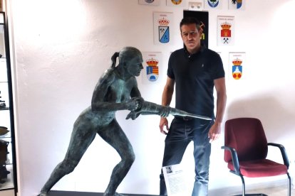 El artista junto a su obra.