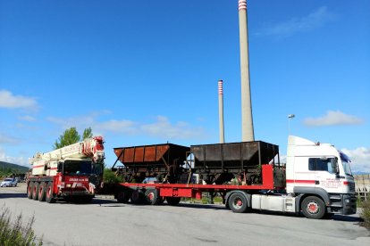 Los vagones, recién cargados junto a lo que queda de la térmica de Cubillos.