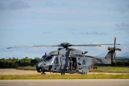 Aviones y helicópteros de los ejércitos de Aire y Tierra hacen escala en León camino del desfile que se celebra en Asturias por el Día de las Fuerzas Armadas.
