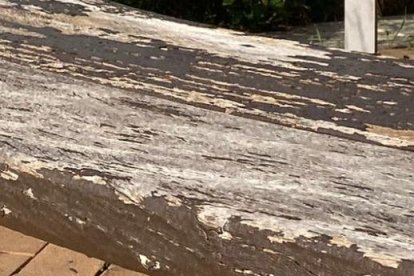 Muchos de los colares del barrio, tanto municipales como privados, no se encuentran vallados, incumpliendo el artículo 15 de la ordenanza municipal reguladora de la limpieza y de residuos, que exige su limpieza. Hay hierbas, maleza, jardines sin riego automático y en un estado lamentable.
