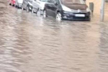 Aspecto que presentaban las calles de León, ayer tras el aguacero que cayó a última hora de la tarde.