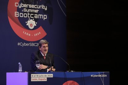 El ministro para la Transformación Digital y de la Función Pública, José Luis Escrivá, en el Bootcamp del Incibe en León.