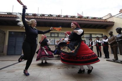 Sofía, directora de la agrupación de bailes de la Casa de León en México, perfecciona bailes del folclore leonés en el Museo de la Emigración Leonesa.