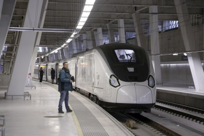 Vista del tren S106 de Talgo, conocido como Avril, en una imagen de archivo. EFE/ Salvador Sas