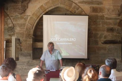 José Carralero, en uno de sus curso sobre proceso pictórico impartido en el Monasterio de Carracedo.