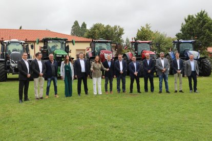 La consejera de Agricultura, Ganadería y Desarrollo Rural, María González Corral, firma un convenio de colaboración con empresas fabricantes de maquinaria agrícola para facilitar equipos de última generación a los Centros Integrados de FP Agraria