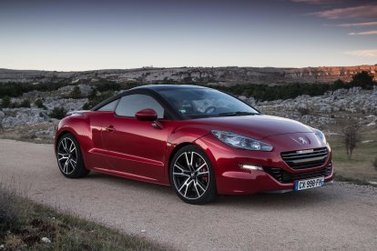 El inspirador carisma del RCZ lo tradujo Peugeot en cantidad de prototipos, ‘concept-car’ y ediciones especiales; incluso con el RCZ Hybrid 4 Concept, la marca ensayaría sus ‘pinitos’ en la hibridación de motores térmicos.