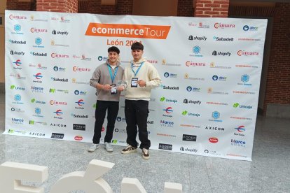 Los jóvenes Miguel Díaz y Samuel Toro recogen su premio como mejor ecommerce de León.
