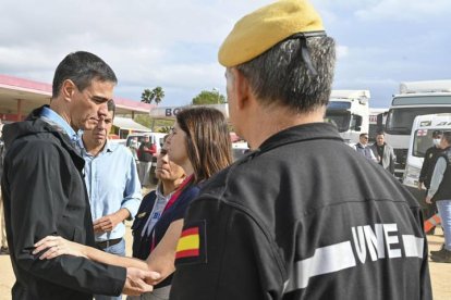 El presidente del Gobierno, Pedro Sánchez conversa con la alcaldesa de Paiporta, Maribel Albalat, durante su visita al puesto de mando de Valencia, este domingo.