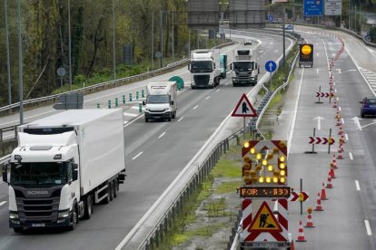 Vehículos ciurclan por la AP-66 a su paso por Campomanes, Asturias, este lunes.