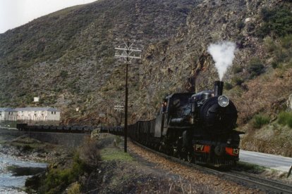 El tren minero que recorrió el Valle del Sil a su paso por El Escobio.
