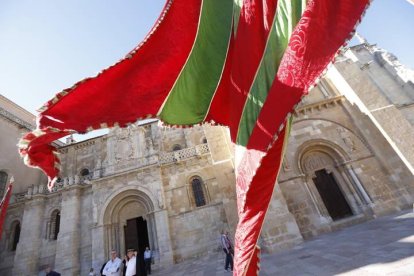 El pendón de san Isidoro ondea delante de la Basílica