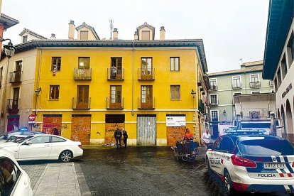 Policías locales junto al edificio que merodean los okupas.