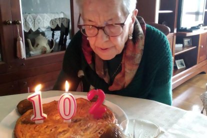 Ana Bajo sopla las velas en sus 102 cumpleaños.