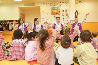 Los niños y las niñas juegan con las educadoras y aprenden psicomotricidad. Una bebé participa en una de las actividades. Los niños y las niñas aprenden a relacionarse.