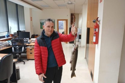 Álvaro José Lamas, con la trucha capturada ayer.