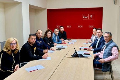 Los representantes de USO, CC OO, UGT y CGT frente a los socialistas leoneses.