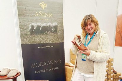 Iciar Martín Aresti con calzado de Añino Regina Merina en la feria de Moreda.