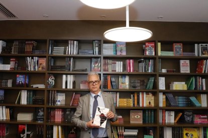 Javier Moreno posa delante de su biblioteca.