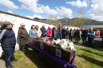 Entrega de los restos de los fusilados de Aralla en Casares.