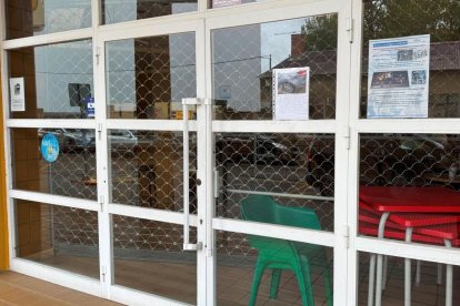 La trapa del bar se mantiene bajada en el bar del estadio Hispánico.
