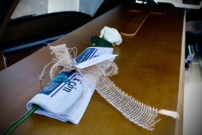 Una rosa blanca envuelta por un ejemplar de Diario de León sobre el féretro de Cachafeiro.